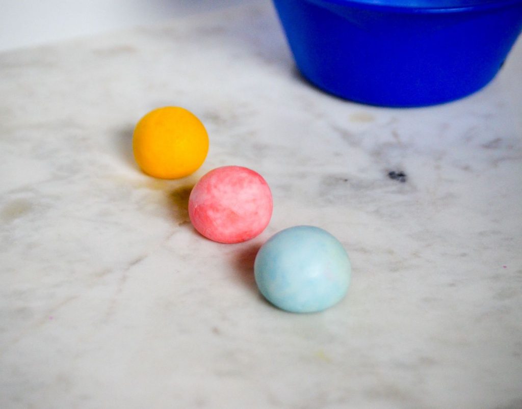 Make your own bouncy ball! These fun bouncy balls only took about 5 minutes to make and were such a fun science experiment! 