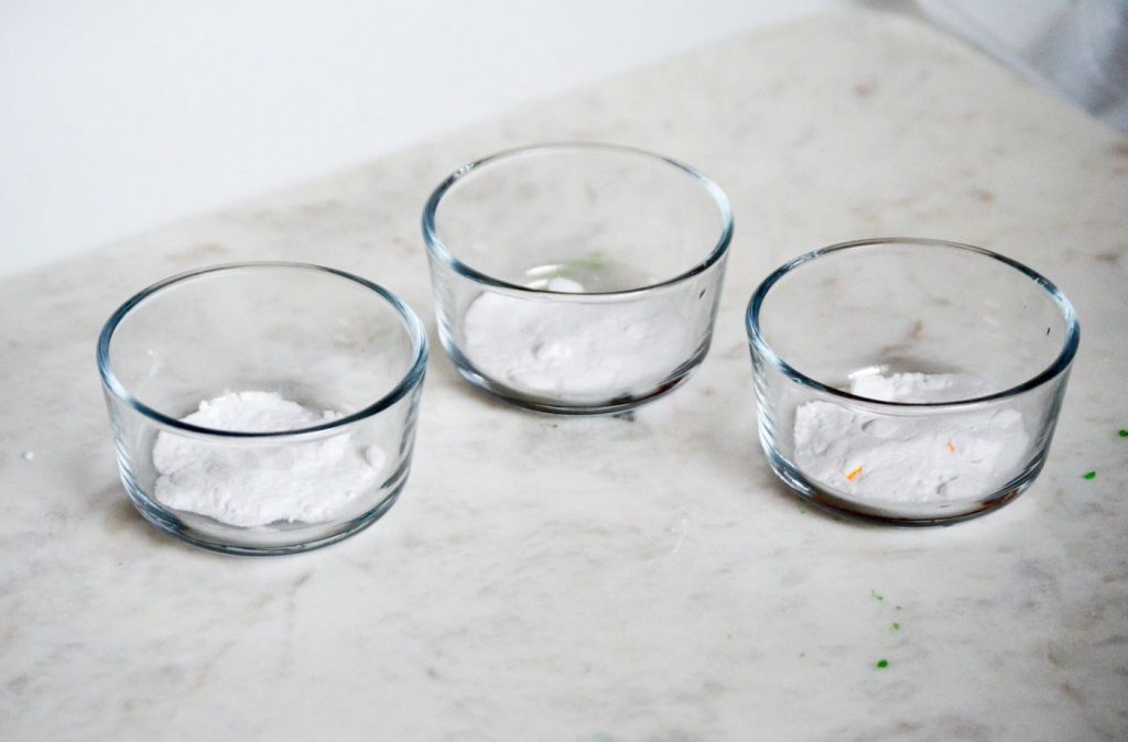 Setup for this awesome baking soda and vinegar science experiment. 