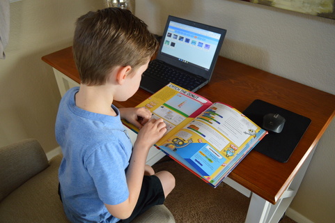 kid learning programing 