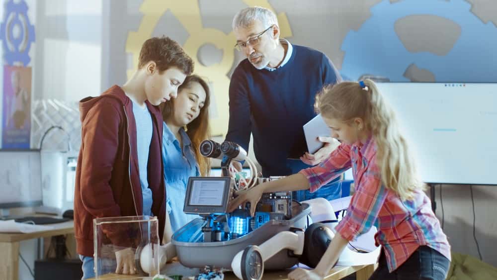 Teacher and His Pupils Work on a Programable Robot