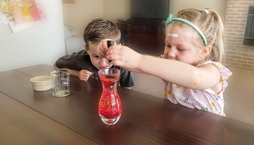 Discover Fluid Dynamics for kids with 4 easy experiments