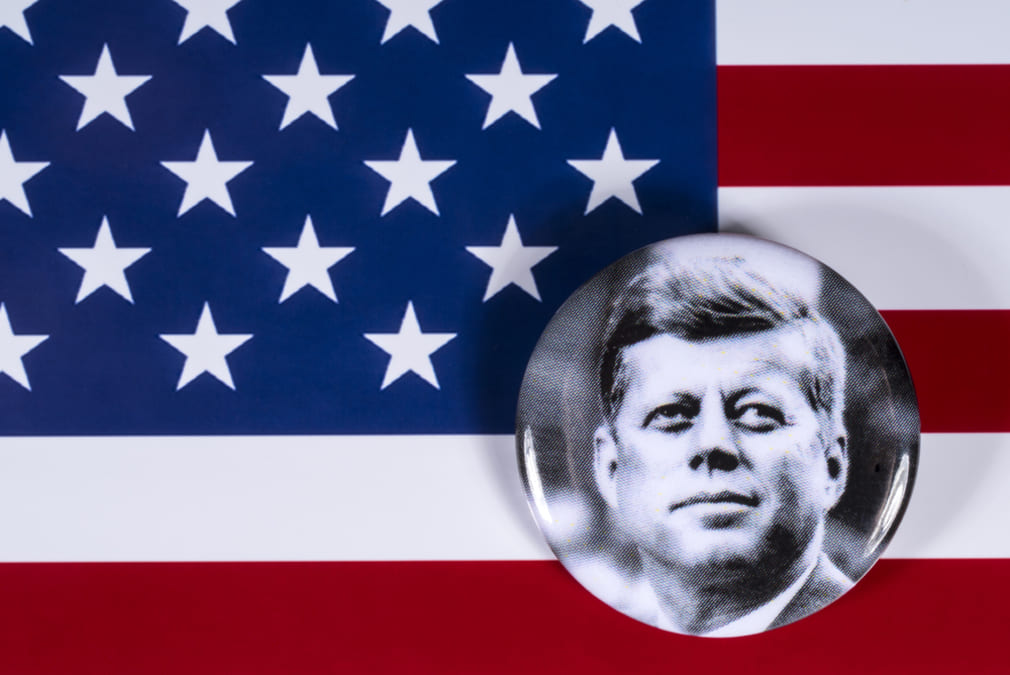 john f kennedy photo with US flag.